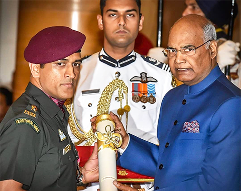 MS Dhoni receiving award from president